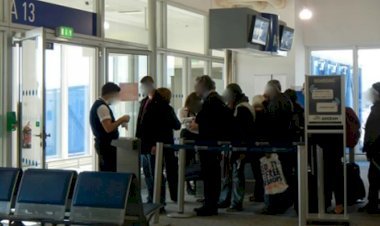 যুক্তরাজ্য থেকে ফেরত এলো ১৫ বাংলাদেশি