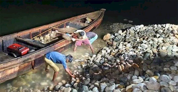 লুট হওয়া পাথর সাত দিনের মধ্যে আগের জায়গায় ফেলার নির্দেশ