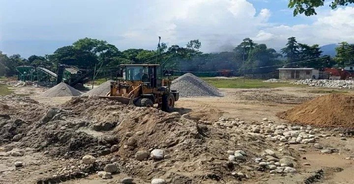 ভোলাগঞ্জে যৌথবাহিনীর অভিযানে মাটির নিচে পুতে রাখা পাথর উদ্ধার