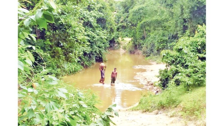 লুটে নেওয়া হচ্ছে নদী ও ছড়ার সিলিকা বালু