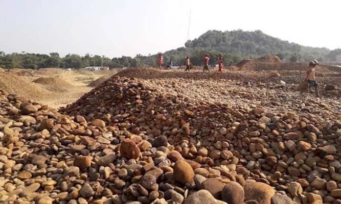 কানাইঘাটে লোভা নদীতে নিলামের আড়ালে অবৈধ পাথর উত্তোলন