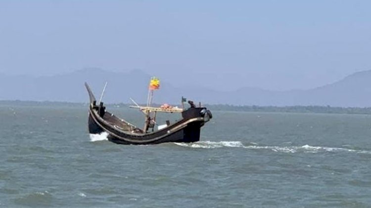 দুটি ট্রলারসহ বাংলাদেশি আরও ১৪ জেলেকে ধরে নিয়ে গেল ‘আরাকান আর্মি’