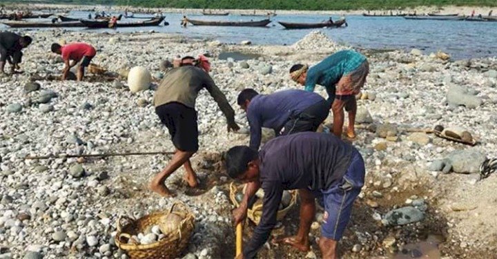 সাদাপাথর লুটে জড়িত দেড় থেকে দুই হাজার ব্যক্তি, হাইকোর্টে প্রতিবেদন