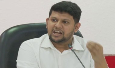 বিএনপি-জামায়াত ভাগ-ভাটোয়ারা করে প্রশাসন দখল করেছে: তথ্য উপদেষ্টা