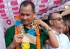 সমাবেশ মঞ্চে বিএনপি নেতাকে ১০ লাখ টাকার চেক দিলেন এক কর্মী