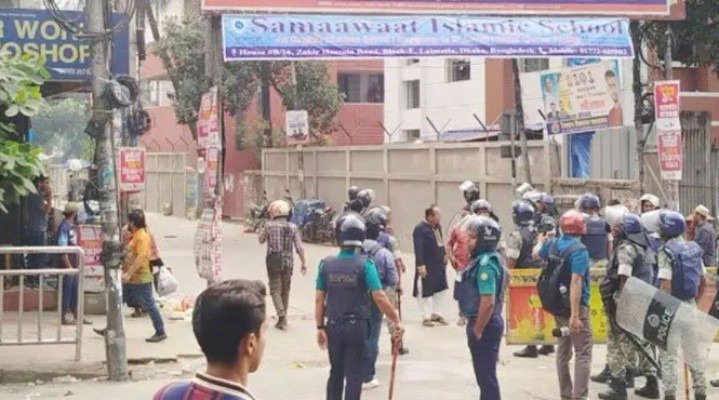 পুলিশের ধাওয়া খেয়ে গলিতে জুলাই যোদ্ধারা, সাউন্ড গ্রেনেড-ইট নিক্ষেপ