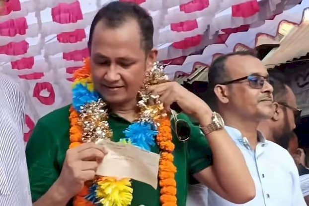 সমাবেশ মঞ্চে বিএনপি নেতাকে ১০ লাখ টাকার চেক দিলেন এক কর্মী