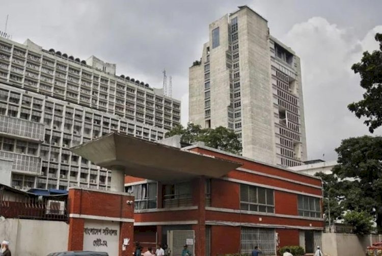 চুক্তির আমলাদের হাতেই প্রশাসনের লাগাম