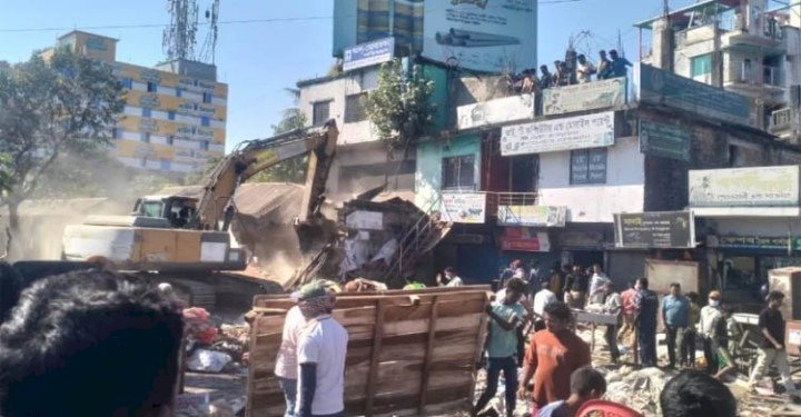 ঢাকা–সিলেট মহাসড়কে অবৈধ স্থাপনা উচ্ছেদ অভিযান