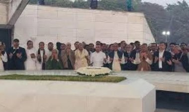 ১৯ বছর পর বাবার কবরের পাশে তারেক রহমান