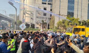 ইনকিলাব মঞ্চের অবস্থান কর্মসূচি ঘিরে সংঘর্ষ, পুলিশের লাঠিচার্জ-সাউন্ড গ্রেনেড