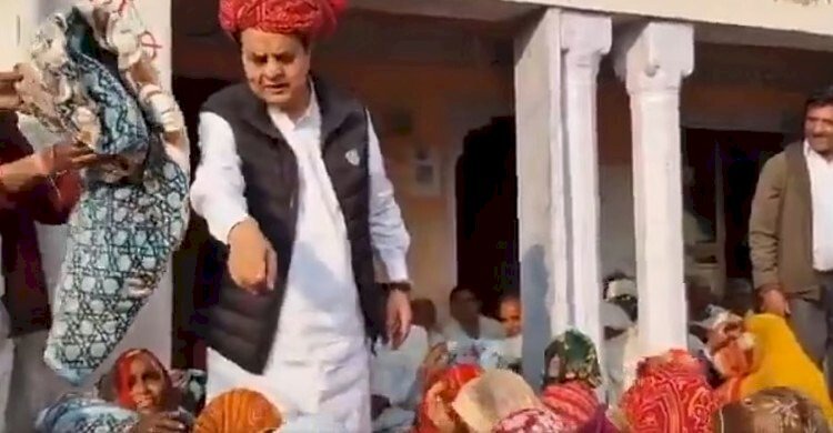 ভারতে মুসলিম হওয়ায় ত্রাণের কম্বল পেলেন না নারী, ভিডিও ভাইরাল