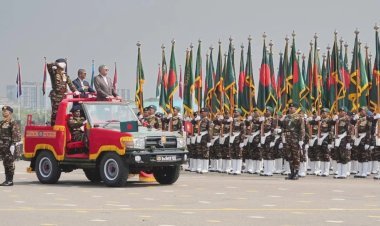 জাতীয় প্যারেড স্কয়ারে জাঁকজমকপূর্ণ কুচকাওয়াজ অনুষ্ঠিত