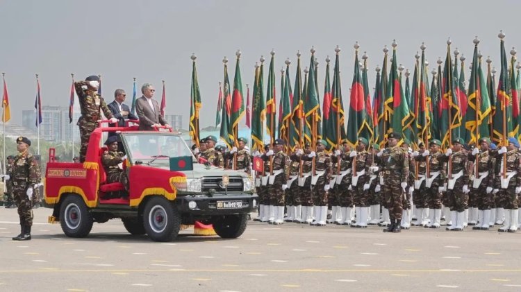 জাতীয় প্যারেড স্কয়ারে জাঁকজমকপূর্ণ কুচকাওয়াজ অনুষ্ঠিত