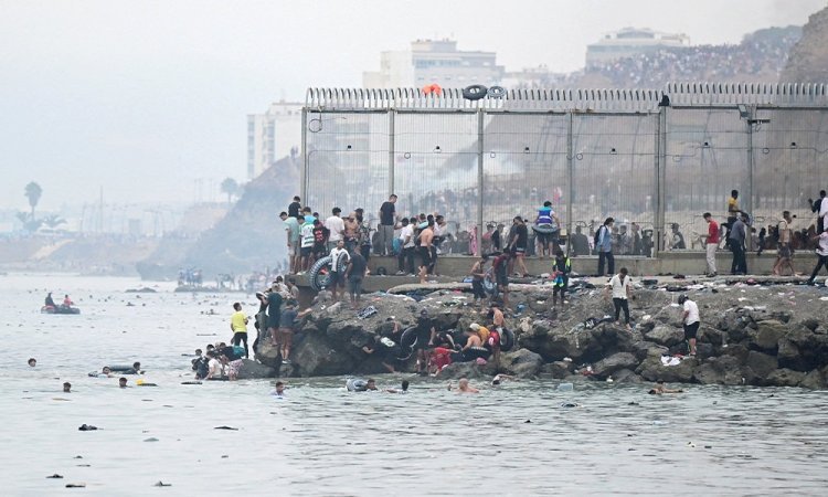 সিউটায় একদিনে ৪৯ হাজারের বেশি অনুপ্রবেশ, মৃত্যু ১৮